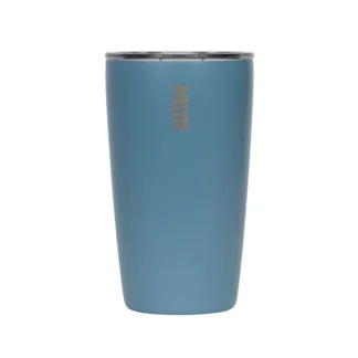 Elegancki termozdob Miir w kolorze niebieskim, doskonały do serwowania kawy i herbaty w drodze. Utrzymuje odpowiednią temperaturę napoju, łącząc funkcjonalność z nowoczesnym designem, idealny dla miłośników aromatycznych naparów.