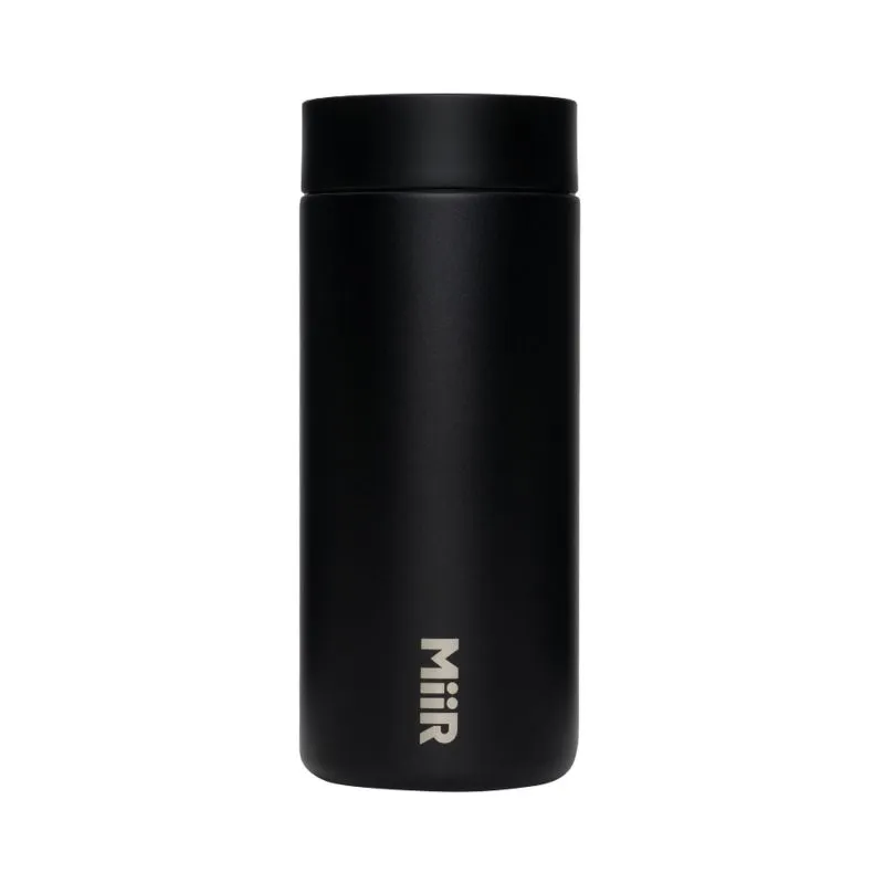 Czarny termos Miir o minimalistycznym designie idealny do przechowywania kawy i herbaty. Wytrzymała konstrukcja zapewnia długotrwałe utrzymanie temperatury napoju, doskonały dla miłośników kawy w podróży.