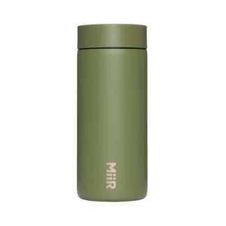 Stylowy zielony termos Miir idealny do przechowywania kawy i herbaty, zapewniający długotrwałe ciepło napojów. Nasze akcesoria do kawy łączą funkcjonalność z estetyką, tworząc niezawodny dodatek dla każdego miłośnika ciepłych napojów.