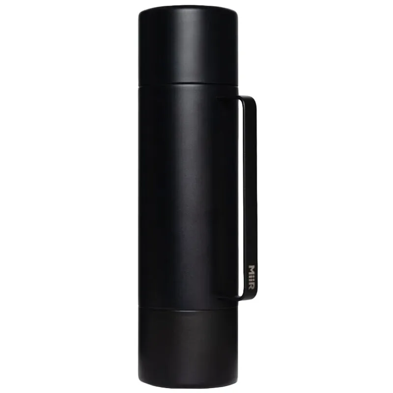 Czarny termos MiiR, idealny do przechowywania kawy i herbaty w drodze. Dzięki eleganckiemu designowi i wysokiej jakości materiałom, jest doskonałym akcesorium dla miłośników ciepłych napojów.