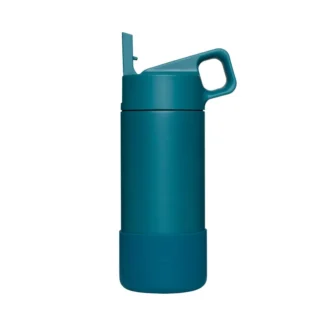 Elegancki, niebieski bidon idealny do serwowania kawy i herbaty w drodze. Wykonany z wysokiej jakości materiałów, zapewnia długotrwałe ciepło napojów, co sprawia, że jest doskonałym akcesorium dla miłośników gorących napojów.