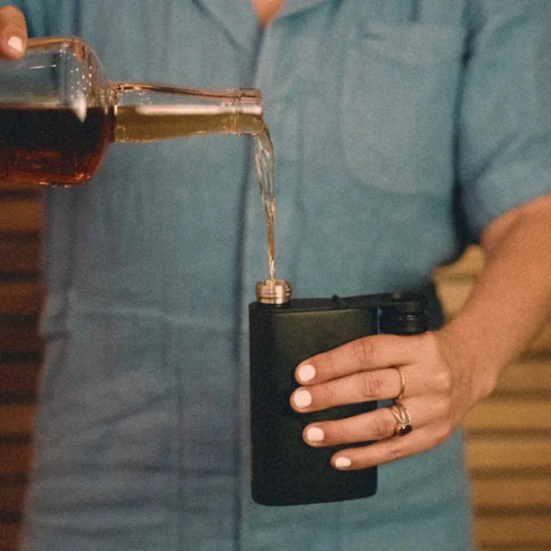 MiiR Aero Flask 236ml Stalowa piersiówka podróżna z uchylną nakrętką czarna