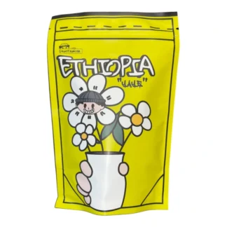 Opakowanie kawy Ethiopia "Yirgacheffe" wyróżnia się żywym żółtym kolorem oraz rysunkowym motywem, które przyciągają wzrok. Idealna dla miłośników aromatycznych kaw, ta kawa z Etiopii oferuje bogaty smak i unikalne doznania, które zaspokoją wymagania nawet najbardziej wybrednych koneserów.