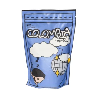 Opakowanie mielonej kawy Colombia Popsky 250g z kolorową grafiką, idealne do parzenia aromatycznego napoju. Produkt wysokiej jakości, pochodzący z Kolumbii, doskonały dla miłośników wyjątkowych smaków kawowych.