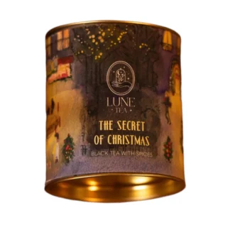 Opakowanie "Sekret Świąt" od Lune Tea przedstawia elegancką puszkę czarnej herbaty z przyprawami, idealną na zimowe wieczory. Zainspiruj się świątecznym klimatem i odkryj wyjątkowe smaki, które umilą Twoją herbatę.