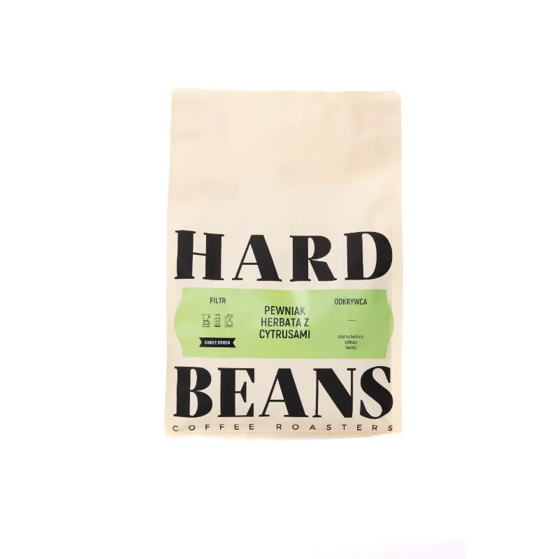 Opakowanie pewniaka herbaty z cytrusami od Hard Beans, idealne dla miłośników orzeźwiających naparów. Doskonała propozycja dla tych, którzy cenią sobie wysoką jakość herbaty i wyjątkowy smak.