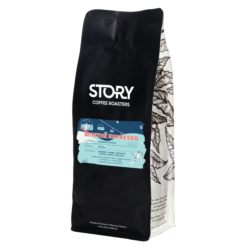 Opakowanie kawy Winter Espresso od STORY Coffee Roasters, wypełnione naturalnym aromatem i smakami maliny, czereśni oraz czekolady. Idealna do przygotowania ciepłych naparów na zimowe wieczory, ta kawa z Kostaryki przyciąga miłośników wyjątkowych doznań smakowych.