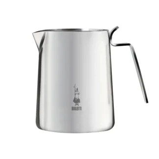 Dzbanek do mleka Bialetti o pojemności 500 ml wykonany z wysokiej jakości stali nierdzewnej, idealny do przygotowywania kawy latte oraz cappuccino. Dzięki eleganckiemu designowi i ergonomicznemu uchwytowi, jest doskonałym akcesorium dla miłośników kawy i herbaty.