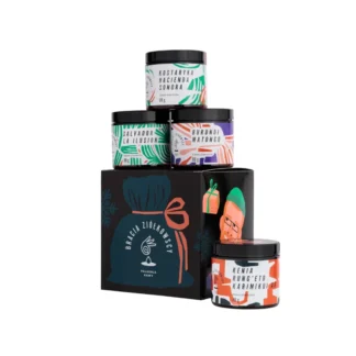 Zestaw czterech puszek aromatycznej kawy od Braci Ziółkowskich, pochodzących z różnych regionów świata, w eleganckim opakowaniu. Idealny prezent dla miłośników kawy, oferujący unikalne smaki z Kostaryki, Salwadoru, Burundi i Kenii.