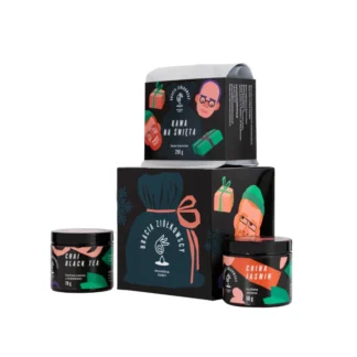 Zestaw zawierający kawę na święta o intensywnym smaku oraz dwie herbaty: czarną chai i jaśminową, idealny na zimowe wieczory. Produkty zapakowane w estetyczne opakowania, doskonałe na prezent dla miłośników kawy i herbaty.