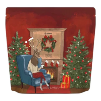 Opakowanie kawy o wyjątkowym, świątecznym designie, przedstawiające renifera w przytulnym wnętrzu z choinkami i kominkiem. Idealny wybór na prezent, który wprowadzi wyjątkowy nastrój do każdego domu podczas zimowych wieczorów.