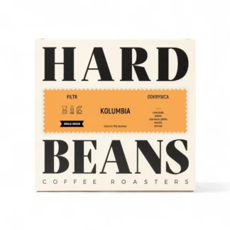 Opakowanie kawy Kolumbia od Hard Beans Coffee Roasters, idealnej do parzenia metodą filtrowania. Produkt pochodzi z pojedynczej uprawy i charakteryzuje się nutami czekolady, czerwonego jabłka oraz cytrusów, perfekcyjny dla miłośników aromatycznych naparów.
