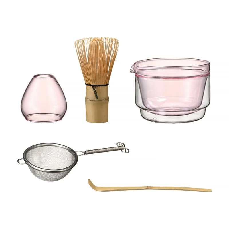 Zestaw akcesoriów do parzenia kawy i herbaty zawiera szklanki, bambusowy ubijak, sitko oraz łopatkę. Idealne narzędzia do przygotowania aromatycznych napojów w domowym zaciszu, zapewniające niezapomniane doznania smakowe.