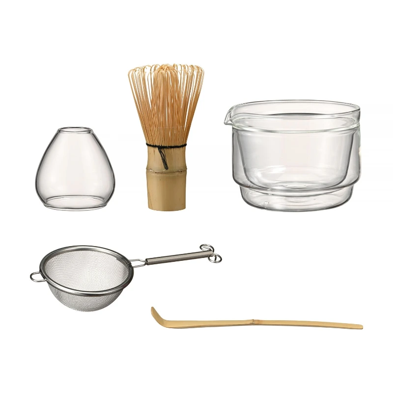 Zestaw akcesoriów do parzenia herbaty i kawy, w tym szklany dzbanek, bambusowa trzepaczka, sitko oraz drewniana łyżka. Idealny zestaw dla miłośników aromatycznych naparów, który podkreśli każdy rytuał parzenia.