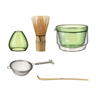 Zestaw do parzenia herbaty zawiera eleganckie akcesoria, takie jak bambusowa miotełka, sitko oraz szklane naczynia w zielonym kolorze. Idealny do przygotowania aromatycznych naparów, ten zestaw zwiększy przyjemność z picia herbaty w domowym zaciszu.