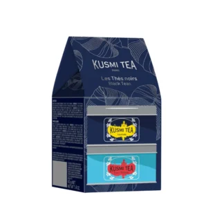 Obraz przedstawia opakowanie czarnych herbat Kusmi Tea, ozdobione eleganckim wzorem w odcieniach niebieskiego. Wewnątrz znajdują się starannie wyselekcjonowane czarne herbaty, idealne dla miłośników wykwintnych naparów.