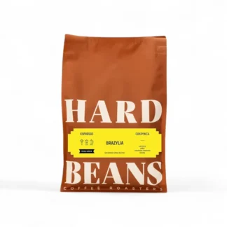 Opakowanie kawy BRAZYLIA od HARD BEANS, idealnej do parzenia espresso, wyróżnia się charakterystycznym brązowym kolorem. Ziarna pochodzą z regionu Samambaia, stając się doskonałym wyborem dla miłośników intensywnych smaków i aromatów.