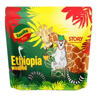 Opakowanie kawy Sasaba Ethiopia Washed o wadze 250g, charakteryzujące się kolorową grafiką z motywem zwierząt i tropikalnych roślin. Idealna dla miłośników aromatycznych, etiopskich kaw, która doskonale nadaje się do parzenia zarówno w ekspresie, jak i metodami alternatywnymi.