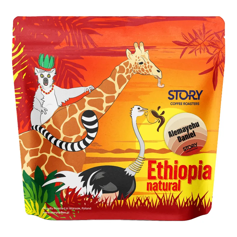 Opakowanie kawy Ethiopia Natural od Story Coffee Roasters wyróżnia się żywą grafiką z egzotycznymi zwierzętami, co podkreśla unikalne pochodzenie tego produktu. Ta kawa o naturalnej obróbce zachwyca aromatem i smakiem, stanowiąc doskonały wybór dla miłośników wysokiej jakości kawy.