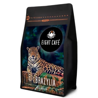 Opakowanie kawy brazylijskiej 100% Arabica marki Eight Café wyróżnia się kolorową grafiką z leopardem w tle. Idealna do parzenia aromatycznego naparu, ta kawa oferuje wyjątkowy smak i jakość, które zadowolą każdego pasjonata.