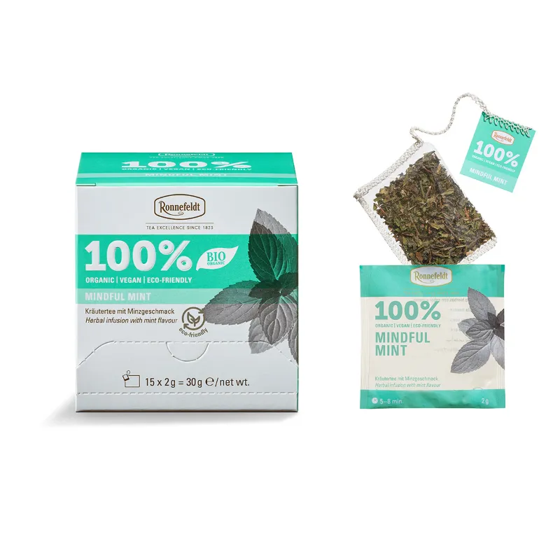 Opakowanie herbaty ziołowej Mindful Mint BIO od firmy Ronnefeldt, zawierające 15 saszetek po 2 g każda, oferuje wyjątkowy smak mięty w ekologicznej i wegańskiej odsłonie. Idealna do relaksu i orzeźwienia, ta aromatyczna herbata sprzyja chwilom odprężenia i świadomego picia.