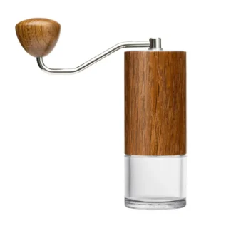 Stylowy młynek do kawy z drewnianym korpusem oraz przezroczystym pojemnikiem na zmieloną kawę. Idealny do przygotowania świeżo zmielonej kawy w domowym zaciszu, łączący elegancję z funkcjonalnością.