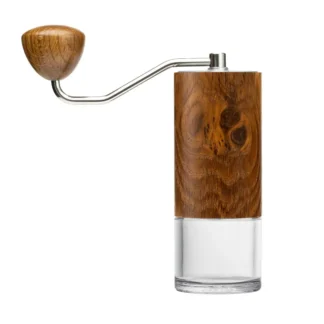 Elegancki młynek do kawy z drewnianą obudową dodaje klasy każdej kuchni. Idealny do mielenia świeżych ziaren kawy, aby wydobyć pełnię smaku i aromatu napoju.