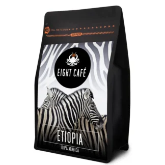 Opakowanie kawy Eight Café Etiopia 100% Arabica, ozdobione motywem zebry, przyciąga wzrok. Idealna do parzenia aromatycznych naparów, ta kawa z Etiopii oferuje wyjątkowy smak i jakość dla prawdziwych koneserów.