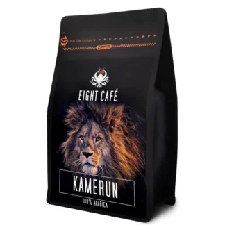 Elegancka torba kawy Kamerun od Eight Café zdobi imponujący wizerunek lwa, symbolizującego siłę i charakter tej wyjątkowej mieszanki. Ta 100% Arabica, pochodząca z Kamerunu, zapewnia niepowtarzalne doznania smakowe, idealne dla miłośników aromatycznej kawy.