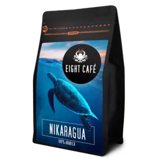 Opakowanie kawy Nikaragua 100% Arabica od marki Eight Café, przedstawiające żółwia morskiego na tle turkusowej wody. Idealny wybór dla miłośników wysokiej jakości kawy, która zachwyca smakiem i aromatem.