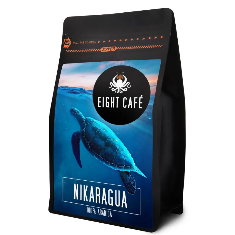 Opakowanie kawy Nikaragua 100% Arabica od marki Eight Café, przedstawiające żółwia morskiego na tle turkusowej wody. Idealny wybór dla miłośników wysokiej jakości kawy, która zachwyca smakiem i aromatem.