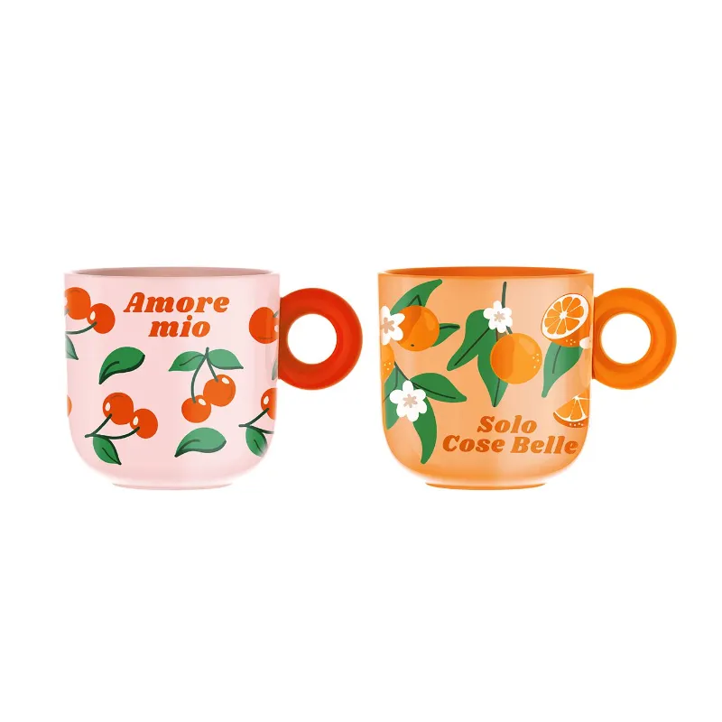 Dwa stylowe kubki do kawy z unikalnym wzorem owoców, idealne do serwowania napojów. Kubki w kolorach różowym i pomarańczowym dodają radości w każdej kuchni, a ich wyjątkowy design doskonale komponuje się z aromatycznymi kawami i herbatami dostępnymi w naszym sklepie.