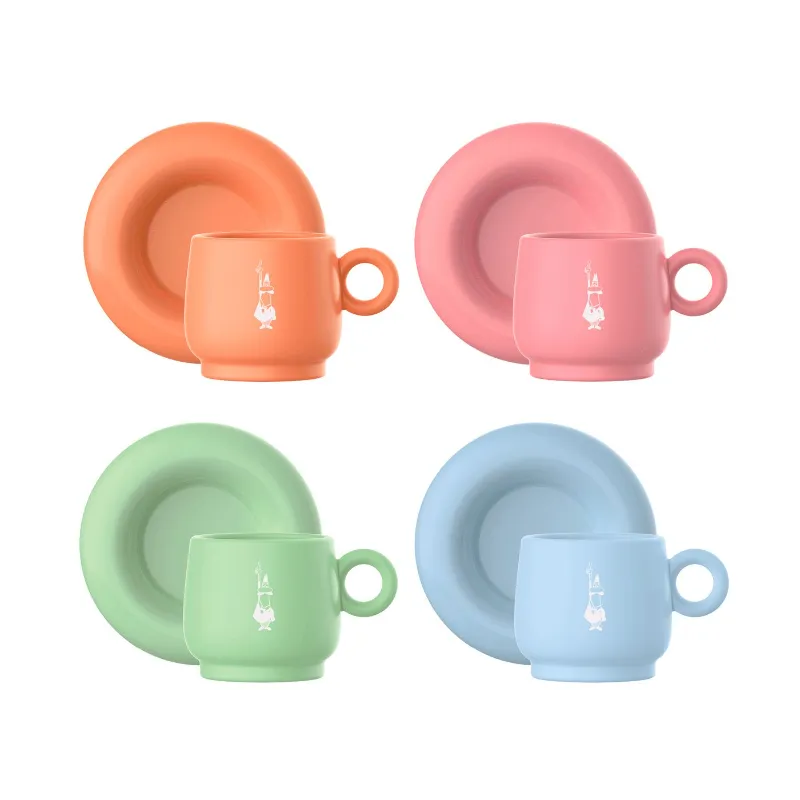 Zestaw kolorowych filiżanek w pastelowych odcieniach z talerzykami, idealny do serwowania kawy i herbaty. Wyjątkowy design sprawia, że te akcesoria są doskonałym uzupełnieniem każdej zastawy stołowej, podkreślając przyjemność picia ulubionych napojów.