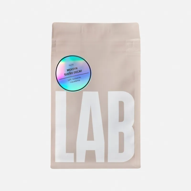 Na zdjęciu widzimy elegancką paczkę kawy bezkofeinowej Sueno Decaf pochodzącą z Meksyku. Produkt charakteryzuje się nutami toffi, herbatników i makadamii, idealny dla miłośników aromatycznych naparów bez kofeiny.