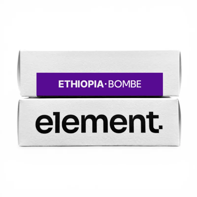 Opakowanie kawy Ethiopia Bombe od marki Element przedstawia atrakcyjny design, który wyróżnia się kolorowym etykietowaniem. Ta unikalna kawa, pochodząca z Etiopii, charakteryzuje się wyjątkowym smakiem, idealnym dla miłośników wysokiej jakości napojów kawowych.