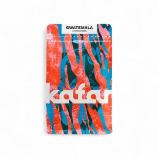 Opakowanie kawy Gwatemala La Esmeralda od marki Katar prezentuje intensywne, kolorowe wzory z charakterystycznym logo. Ten wyjątkowy produkt z najlepszych plantacji kawowych Gwatemali dostarczy niezapomnianych doznań smakowych miłośnikom kawy na całym świecie.
