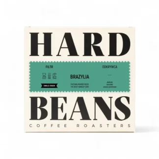 Opakowanie kawy brazylijskiej Hard Beans z informacjami o pochodzeniu, charakteryzujące się aromatami daktyli i owoców pestkowych. Idealna do parzenia metodą filtrowania, przyciągnie miłośników wysokiej jakości kawy z całego świata.