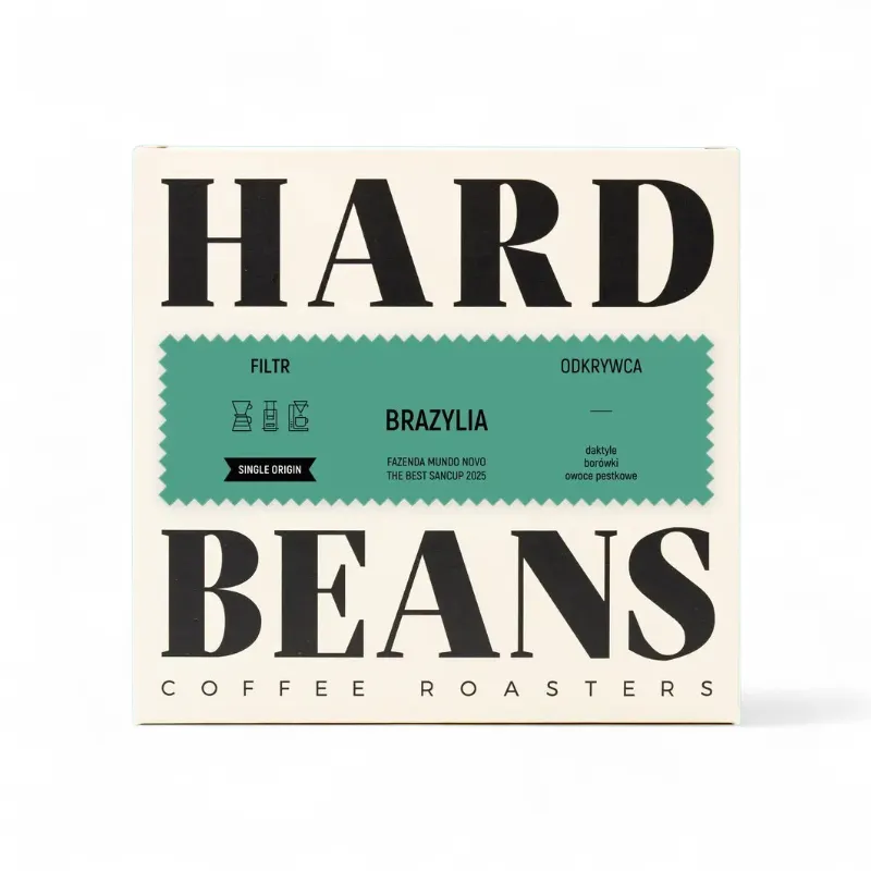 Opakowanie kawy brazylijskiej Hard Beans z informacjami o pochodzeniu, charakteryzujące się aromatami daktyli i owoców pestkowych. Idealna do parzenia metodą filtrowania, przyciągnie miłośników wysokiej jakości kawy z całego świata.