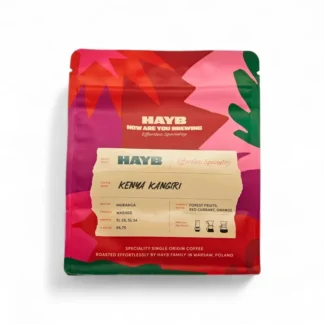 Zdjęcie przedstawia opakowanie kawy Kenia Kangiri od HAYB, która jest dostępna w sklepie internetowym. Kawa ta charakteryzuje się owocowymi nutami, idealna do parzenia w domowym zaciszu.