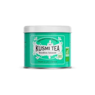 Na zdjęciu widoczna jest zielona puszka herbaty Kusmi Tea Rooibos Amande, charakteryzująca się unikalnym smakiem migdałów. Produkt jest ekologiczny i idealny dla osób poszukujących aromatycznych naparów bezkofeinowych, które świetnie sprawdzą się w codziennym relaksie.