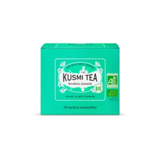 Opakowanie KUSMI TEA Rooibos Amande zawiera 20 muselinowych saszetek herbaty o orzechowym smaku. Idealna na relaksujący wieczór, ta organiczna herbata bez teiny zachwyca aromatem i wyjątkową jakością.