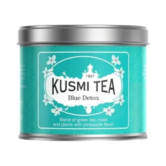 Opakowanie herbaty Kusmi Tea Blue Detox, które łączy zieloną herbatę, mate i aromaty roślinne o smaku ananasa. Idealna propozycja dla miłośników zdrowego stylu życia i detoksykacji w filiżance.