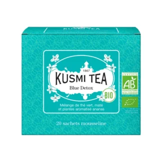 Opakowanie herbaty Kusmi Tea Blue Detox zawiera 20 saszetek, które łączą zieloną herbatę, maté i aromatyczne rośliny. Idealne dla miłośników zdrowego stylu życia, oferuje wyjątkowy smak i właściwości detoksykacyjne.