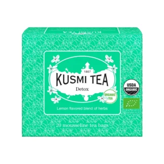 Opakowanie herbaty Kusmi Tea Detox zawiera 20 torebek muślinowych z aromatyczną mieszanką ziół i cytryny. To organiczna herbata, idealna do relaksu i oczyszczania organizmu, dostępna w naszym sklepie internetowym.