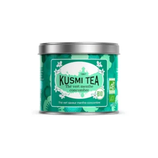 Na zdjęciu widoczna jest zielona herbata Kusmi Tea o smaku mięty i ogórka w eleganckim opakowaniu, idealnym do parzenia orzeźwiającego napoju. Produkt ekologiczny, pochodzący z certyfikowanego rolnictwa, doskonały dla miłośników zdrowego stylu życia i aromatycznych herbat.
