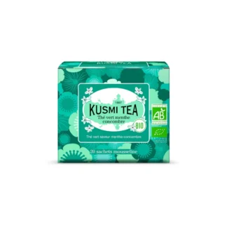 Opakowanie zielonej herbaty Kusmi Tea z miętą i ogórkiem, zawierające 20 saszetek. Ten organiczny napar zapewnia orzeźwiające doznania smakowe, idealne na gorące dni lub jako relaksujący napój.