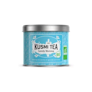 Opakowanie herbaty Kusmi Tea Lovely Morning w kolorze niebieskim, z etykietą informującą o składnikach i certyfikatach ekologicznych. Ta aromatyczna mieszanka ziołowa z dodatkiem cytrusów to idealny wybór na poranny relaks oraz wzmocnienie energii każdego dnia.