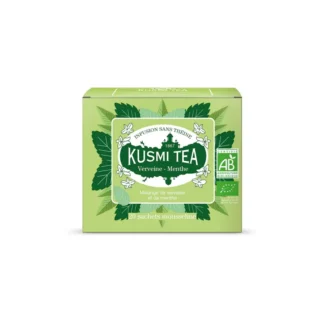 Opakowanie ziołowej herbaty Kusmi Tea Verveine-Menthe, które zawiera 20 saszetek muszelkowych. Herbata ta łączy w sobie orzeźwiające nuty werbeny i mięty, idealna dla miłośników wykwintnych naparów w każdym momencie dnia.