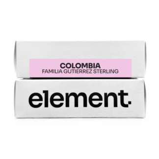 Opakowanie kawy z Kolumbii Familia Gutierrez Sterling, charakteryzujące się eleganckim designem i bezpiecznym zamknięciem. Doskonały wybór dla miłośników aromatycznej kawy, idealny do codziennego parzenia w domowym zaciszu.