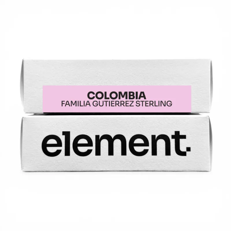 Opakowanie kawy z Kolumbii Familia Gutierrez Sterling, charakteryzujące się eleganckim designem i bezpiecznym zamknięciem. Doskonały wybór dla miłośników aromatycznej kawy, idealny do codziennego parzenia w domowym zaciszu.